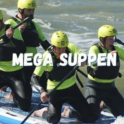 Mensen genieten van Mega Suppen op zee, samen op een XL surfplank voor een geweldige teamervaring