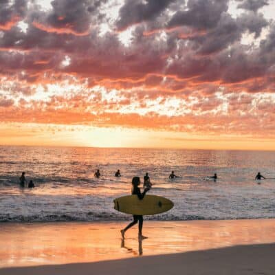 "Mensen genieten van golfsurfen op zee, balancerend op surfplanken temidden van de golven en de horizon