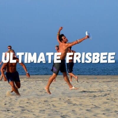 Mensen spelen Ultimate Frisbee op het zonnige strand, gooien en vangen een frisbee in een ontspannen en leuke sfeer