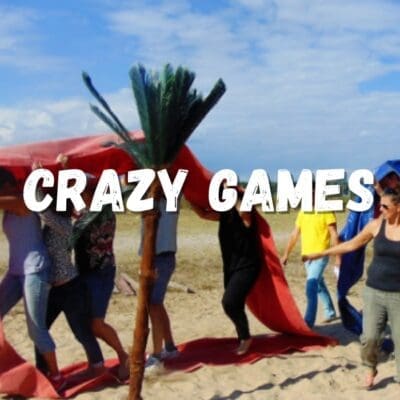 Op het zonovergoten strand genieten mensen van een unieke ervaring, waarbij ze yoga beoefenen te midden van het zand. Deze verkwikkende sessie combineert de speelse sfeer van Crazy Games met de serene ambiance van het strand. Deelnemers laten zich meeslepen door de rustgevende geluiden van de golven terwijl ze zich wagen aan verschillende yogaposes. Deze onvergetelijke ervaring, Crazy Games on the Beach, versterkt niet alleen het lichaam, maar ook de geest, en creëert een perfecte balans tussen plezier en ontspanning