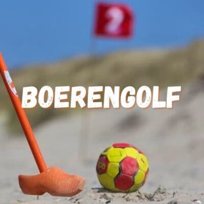 Mensen spelen Boeren BeachGolf op het strand met houten klompen, genietend van het spel en het strandlandschap