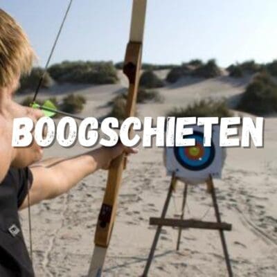 "Vrouw beoefent boogschieten op het strand, geïnspireerd door Robin Hood, genietend van een uniek avontuur met vrienden of familie