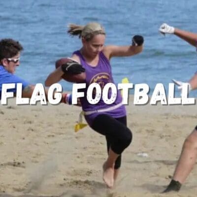 "Mensen spelen Flag Football op het strand, genietend van teamwork en plezier in de buitenlucht