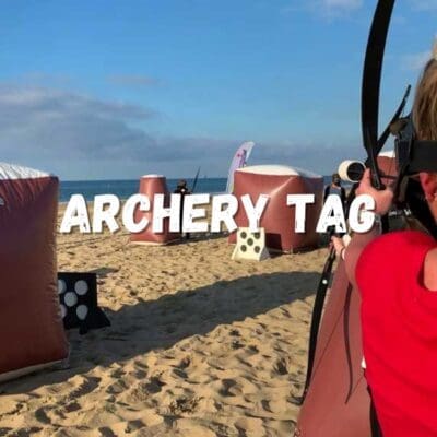 Archery Tag is een actieve en spannende sport waarbij de opwinding van boogschieten wordt gecombineerd met strategie. Gewapend met een boog en pijlen met zachte rubberen punten nemen teams het tegen elkaar op om doelen te raken en tegenstanders uit te schakelen.