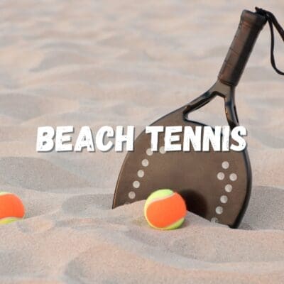 Mensen spelen beachtennis op het zandstrand, genietend van de zonnige dag en de sportieve activiteit