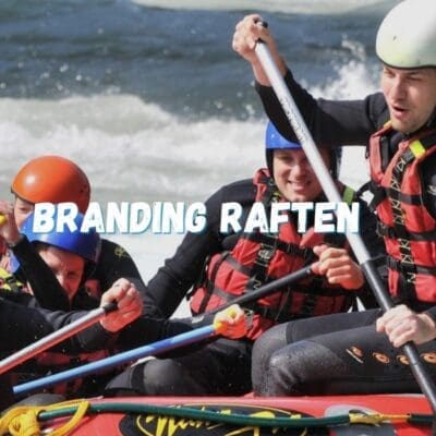 Stap in een Raft en vecht tegen de golven van de Noordzee tijdens deze sportieve activiteit. Om door de branding heen te komen moet je als team samenwerken, want tegelijk peddelen en sturen is nodig om de zee succesvol te trotseren.