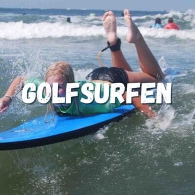 "Mensen genieten van golfsurfen op zee, balancerend op surfplanken temidden van de golven en de horizon