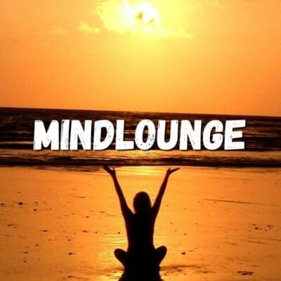 In de rustige ambiance van de MindLounge zit een serene vrouw, omringd door zachte lichtstralen. Met gesloten ogen en een vredige glimlach op haar gezicht, beoefent ze meditatie, geleid door de harmonieuze geluiden van de ruimte