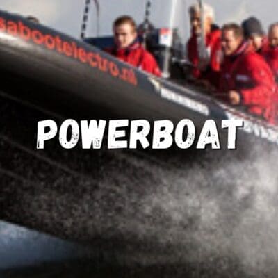 Mensen genieten van een rit in een powerboat op de Noordzee, waar ze over de golven razen en adrenaline ervaren