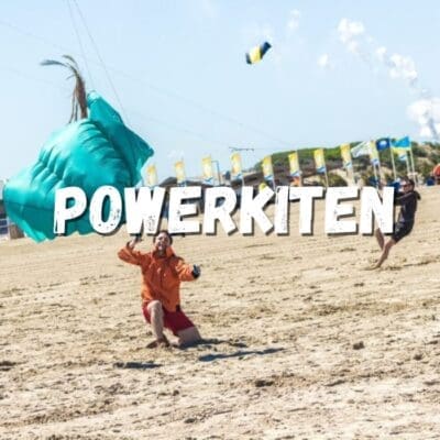 Mensen genieten van powerkiten op het strand, voel de wind en adrenaline tijdens dit spannende avontuur