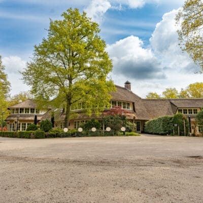 Landgoed Groot Kievitsdal is een sfeervol, rietgedekt landhuis in een groene, bosrijke omgeving. Met zijn grote ramen en klassieke uitstraling is het een prachtige plek voor zakelijke bijeenkomsten en evenementen. De ruime tuin en goede bereikbaarheid maken het een ideale locatie voor elke gelegenheid.